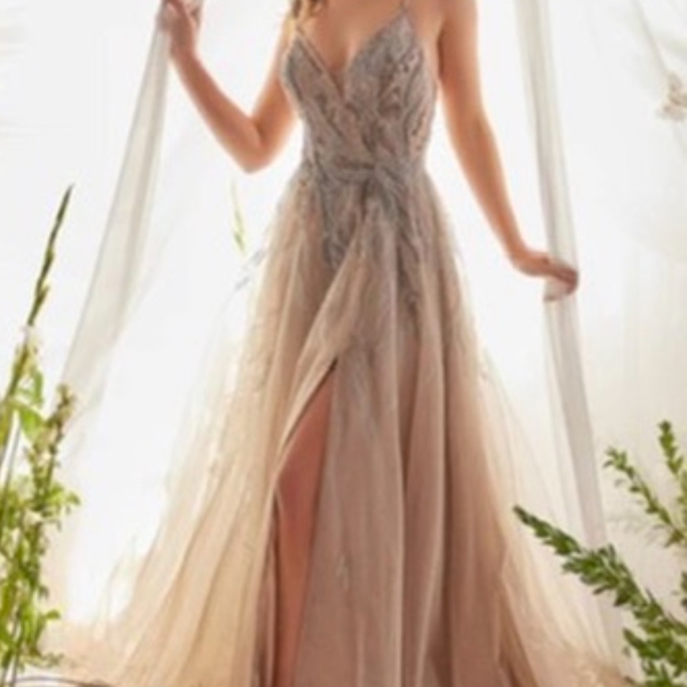Beautiful dress from Madeline’s too big for me